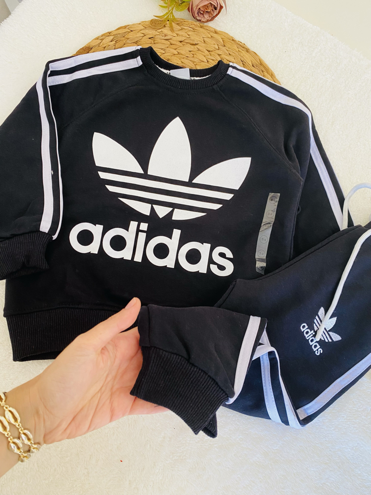 Siyah Adidas marka takım