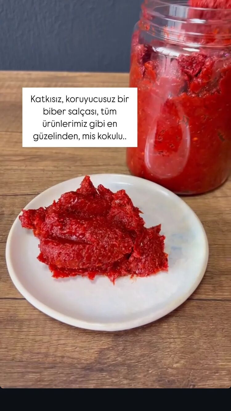 Ev Yapımı Güneşte Kurutulmuş Tatlı Biber Salçası (1 kg)