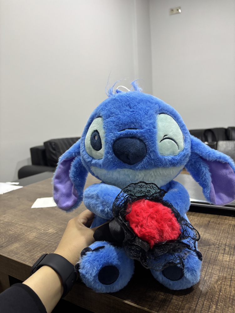 Gül buketi tutan stitch