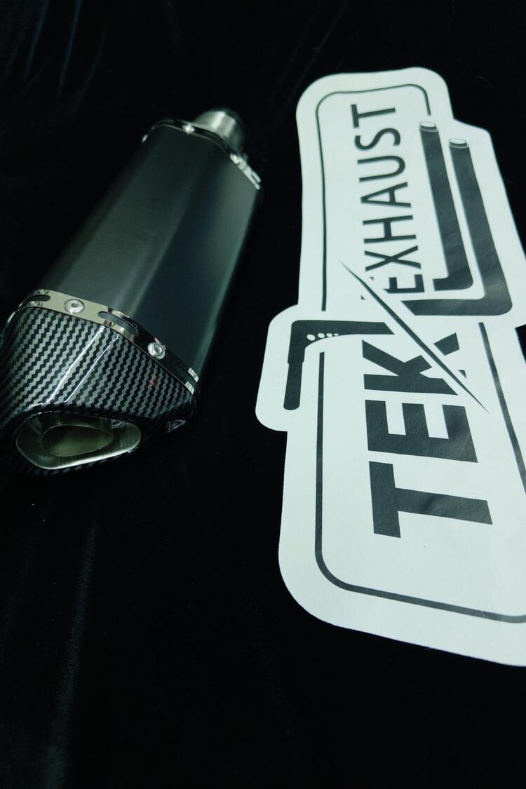 Akrapovic Performans Egzoz – Siyah Gövde, Karbon Başlık