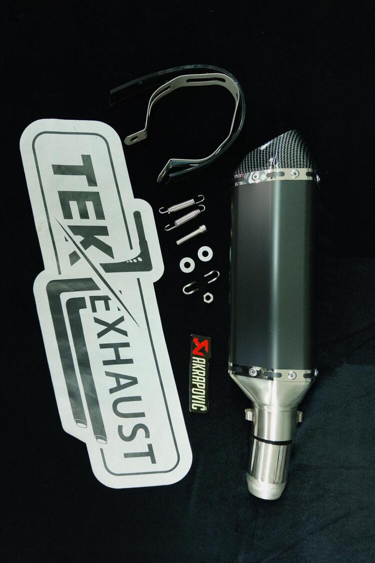 Akrapovic Performans Egzoz – Siyah Gövde, Karbon Başlık