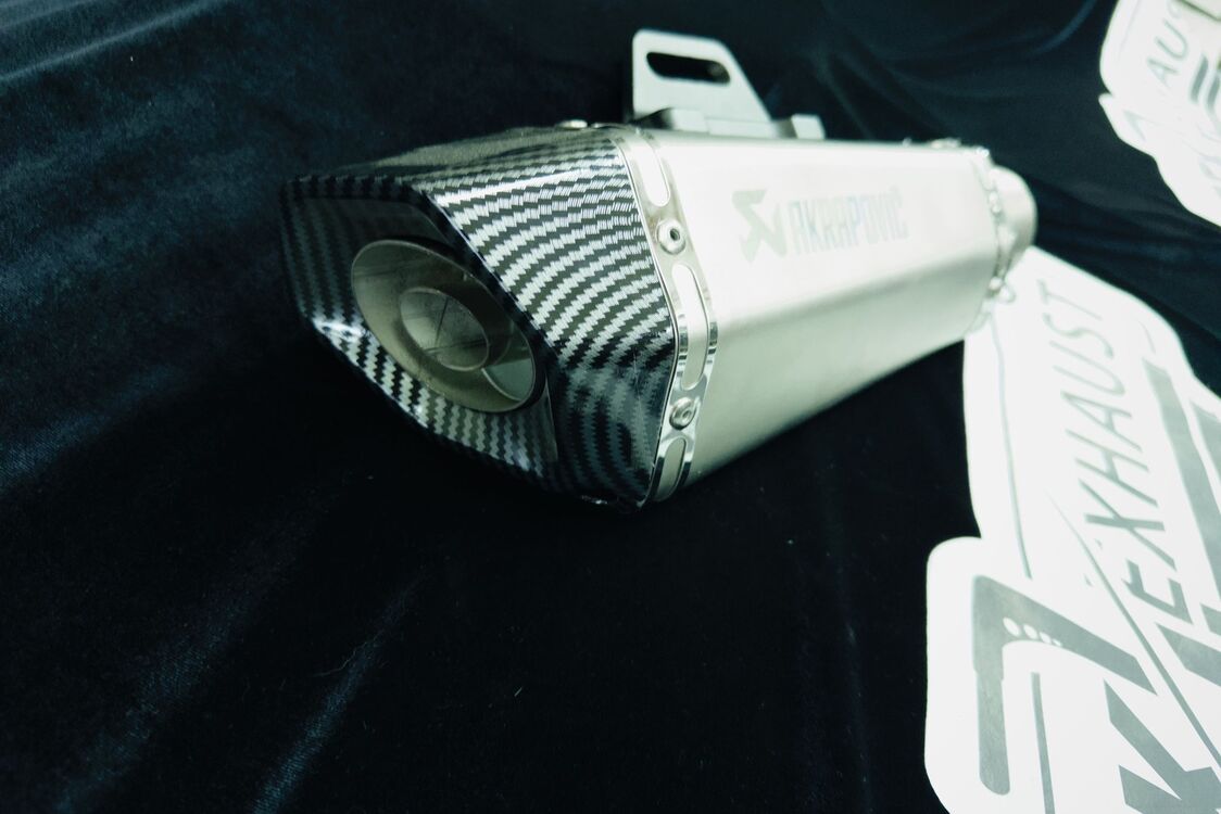 Akrapovic Performans Egzoz – Gri Gövde, Karbon Başlık,