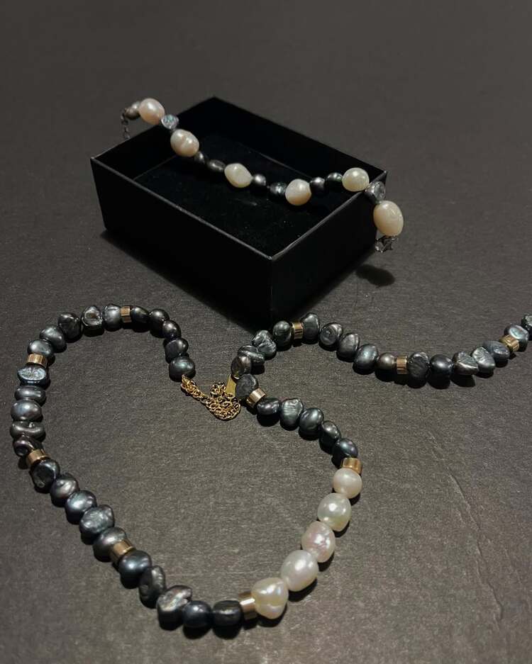 Tamamen Doğal Siyah ve Beyaz İncilerden Tasarlanmış Kolye ve Bileklik Seti