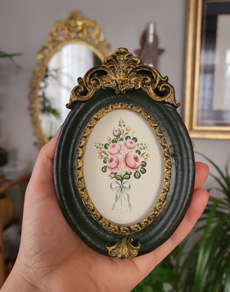yeşil kubbeli çerçevede rokoko gül buketi