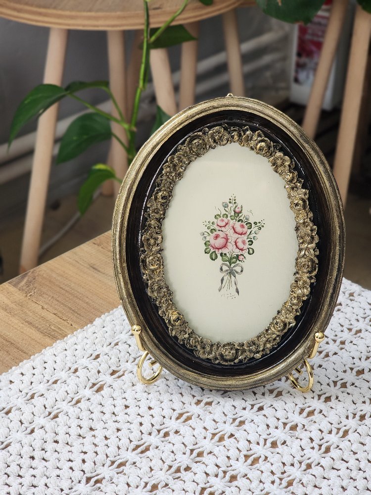 güllü oval çerçevede rokoko gül buketi