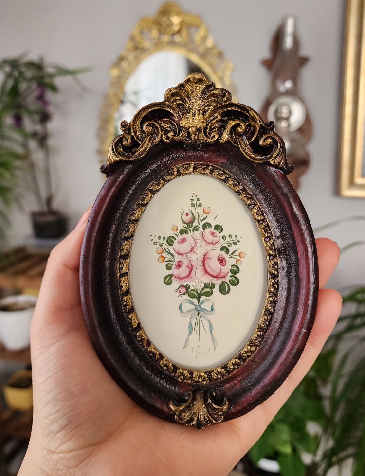 bordo kubbeli çerçevede rokoko gül buketi