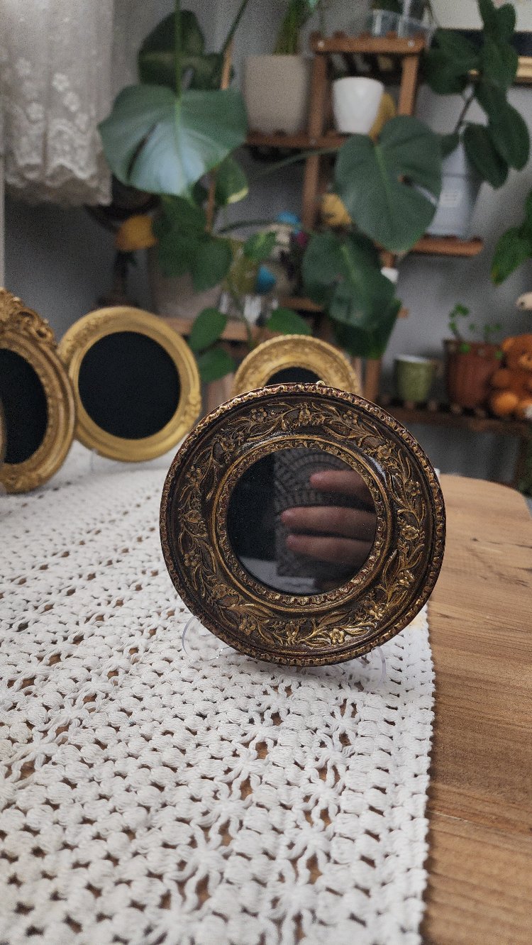 çiçekli yuvarlak çerçeve