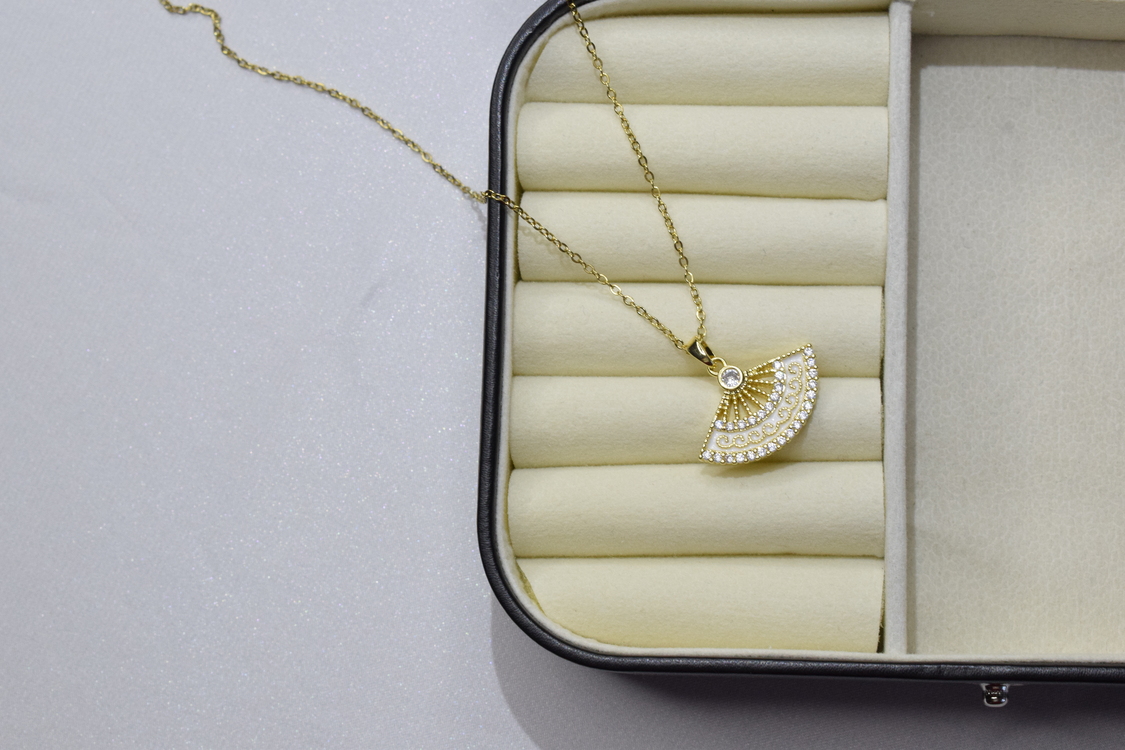 Beyaz Yelpaze Kolye