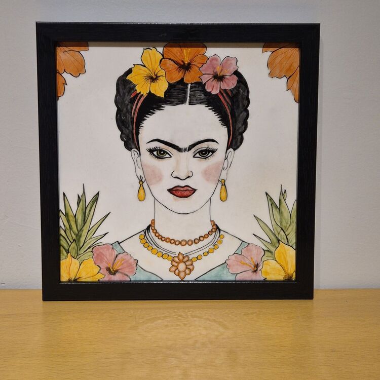 El Yapımı Frida Kahlo Figürlü Seramik Karo Tablo + Siyah Çerçeve