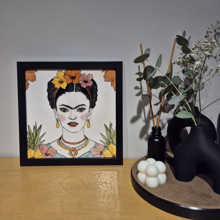 El Yapımı Frida Kahlo Figürlü Seramik Karo Tablo + Siyah Çerçeve