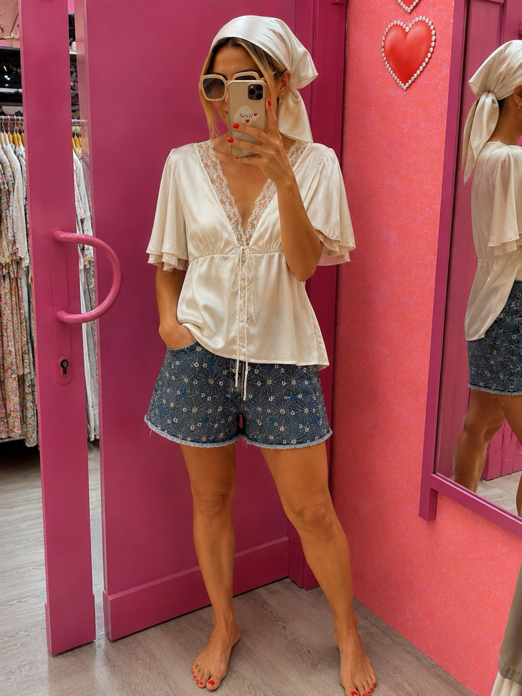 İşlemeli denim şort