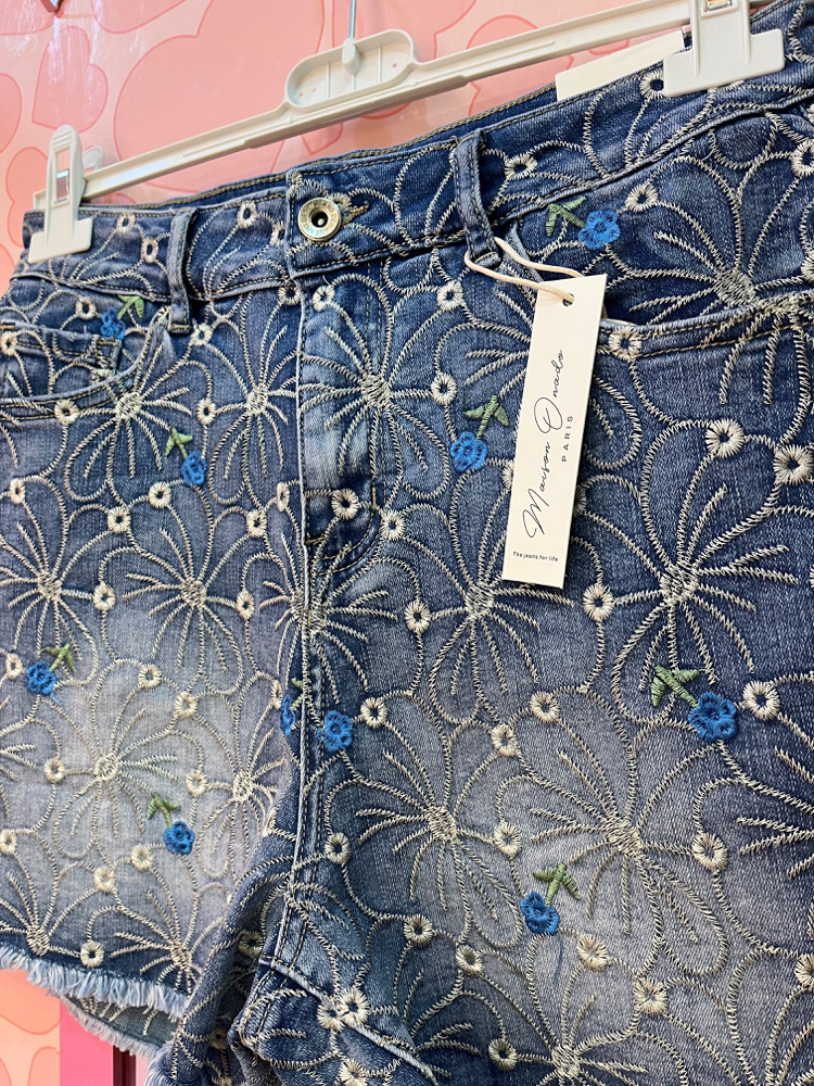 İşlemeli denim şort