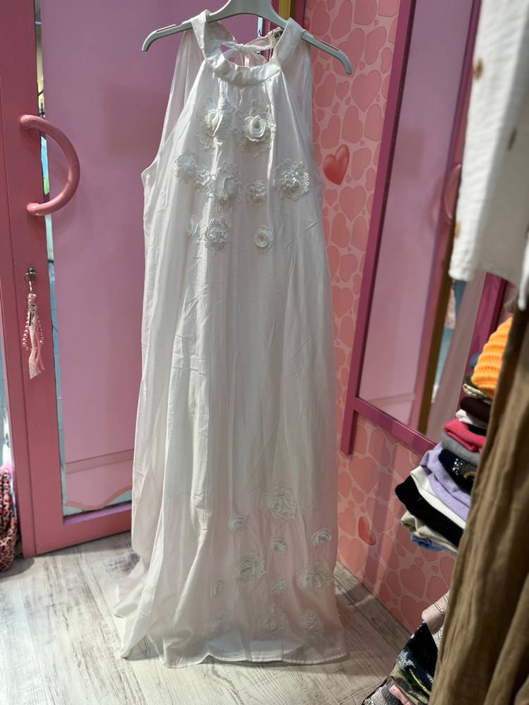 Eteği ve göğsü nakışlı romantik elbise