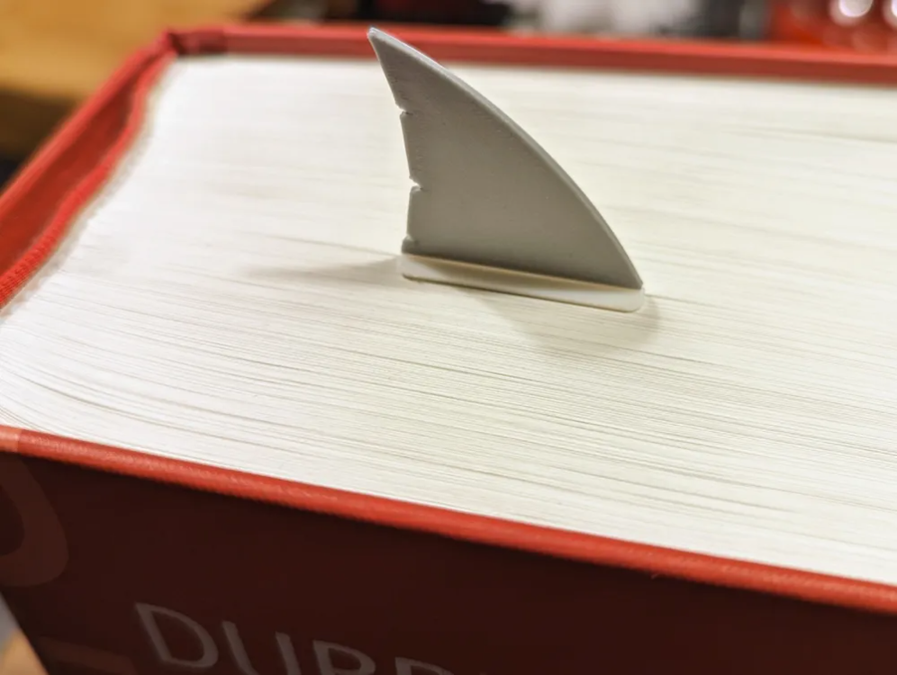 Köpek balığı tasarımlı 3D baskı kitap ayracı.