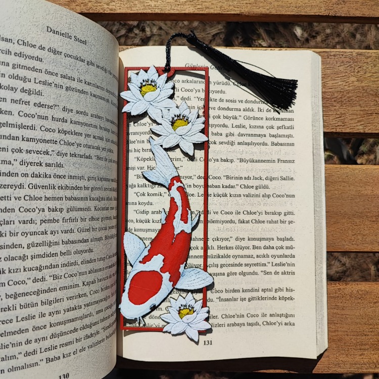 Tia Craft Koi Balığı ve Lotus Çiçeği Motifli 3D Kitap Ayracı Püsküllü Dekoratif Hediyelik