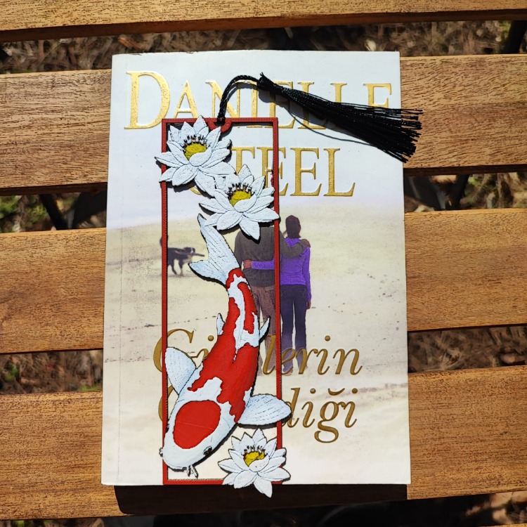 Tia Craft Koi Balığı ve Lotus Çiçeği Motifli 3D Kitap Ayracı Püsküllü Dekoratif Hediyelik