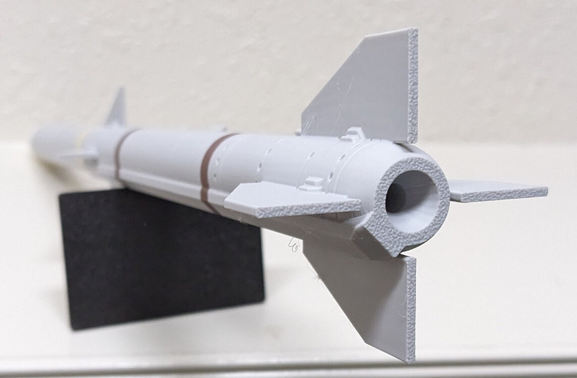 1:12 AIM-120 Roket