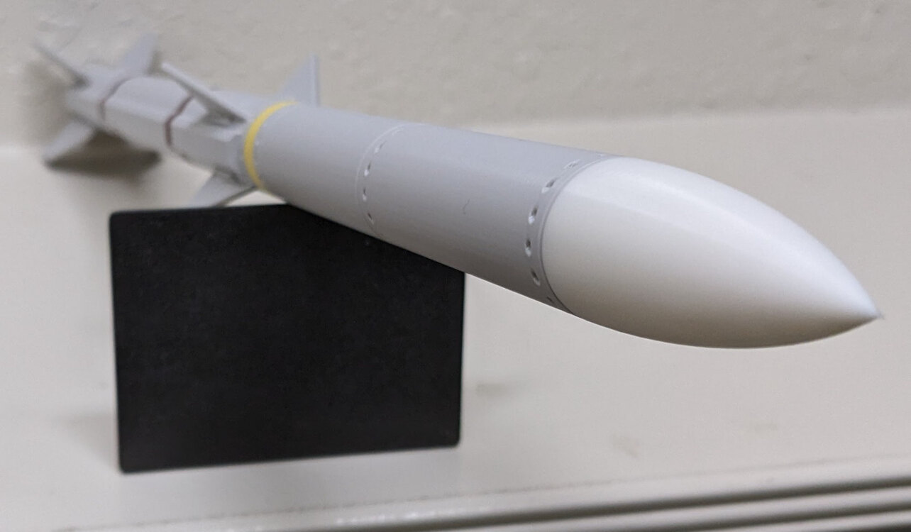 1:12 AIM-120 Roket