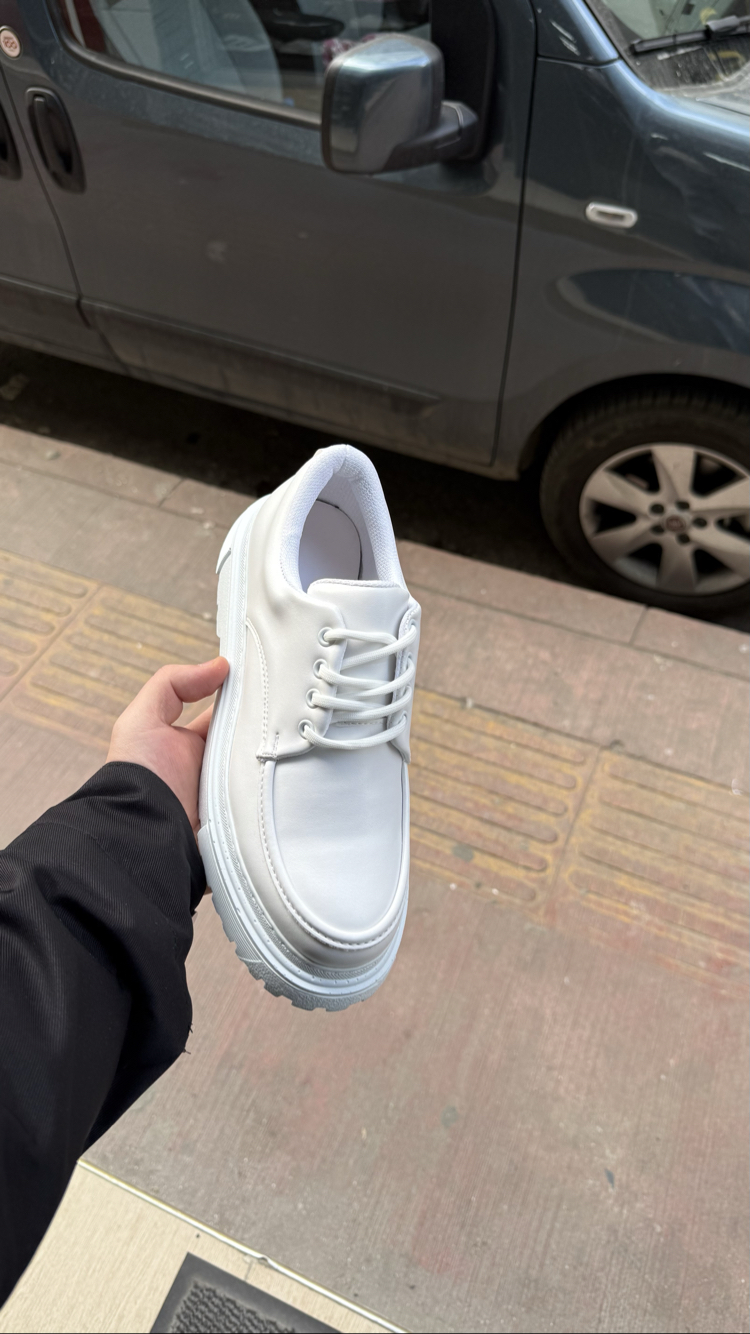 Beyaz yüksek taban sneakers 