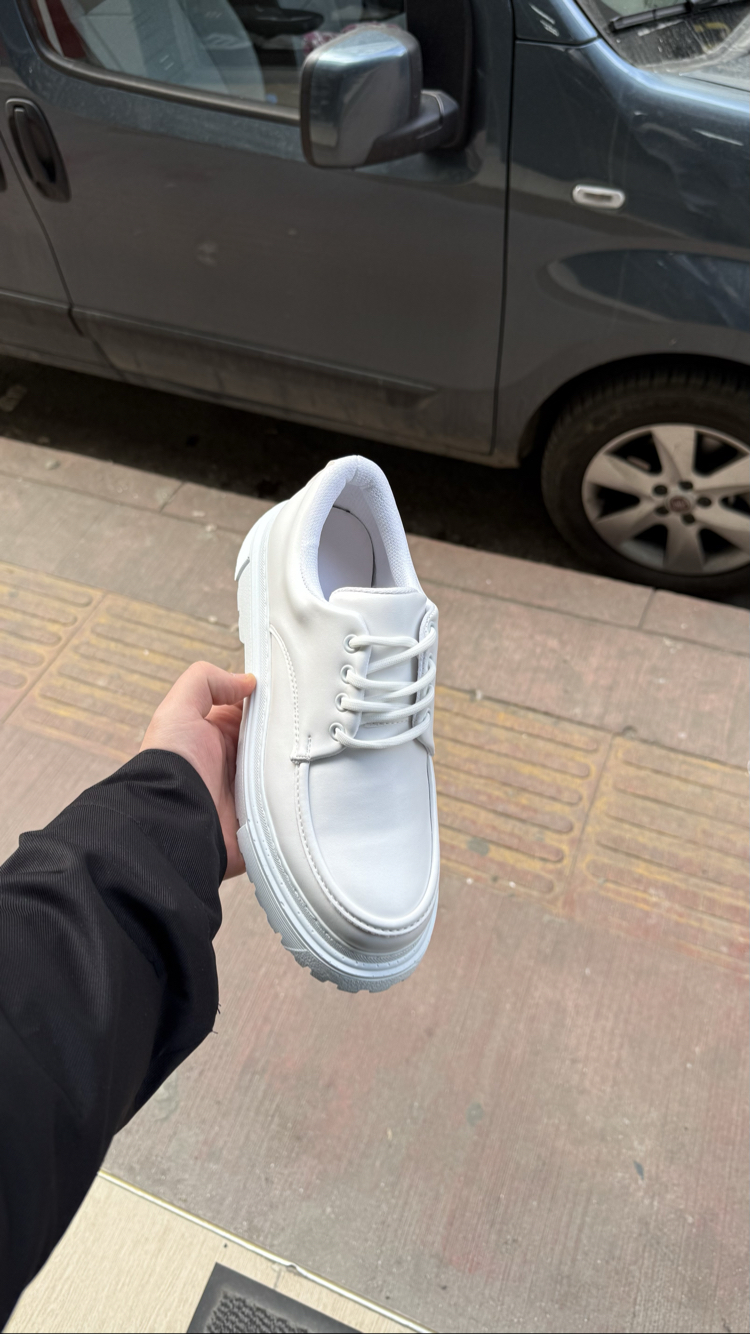 Beyaz yüksek taban sneakers 