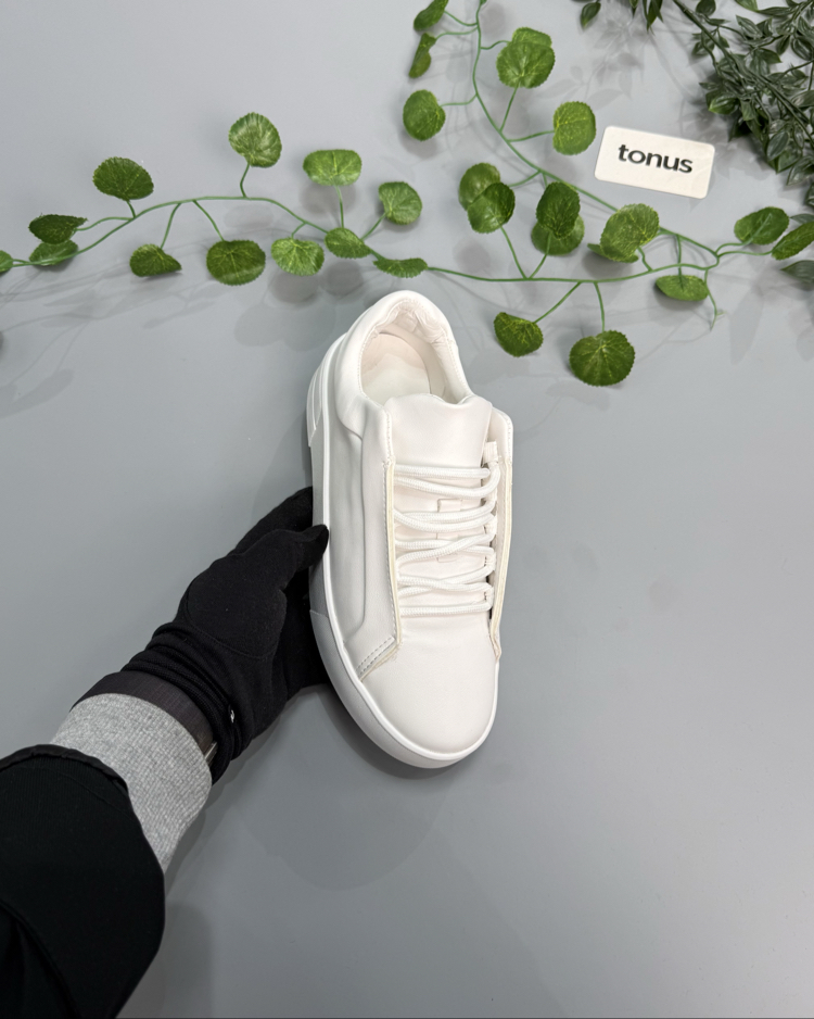 Beyaz deri sneakers