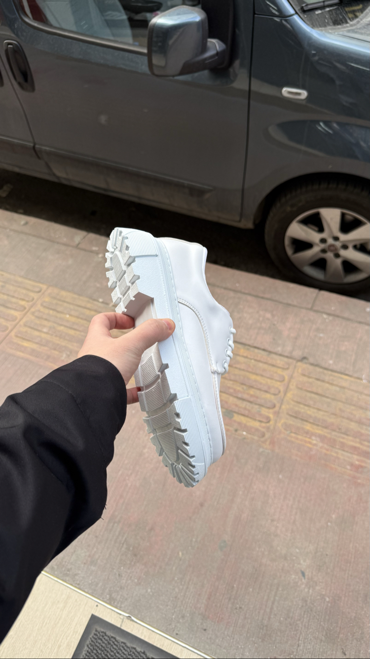 Beyaz yüksek taban sneakers 