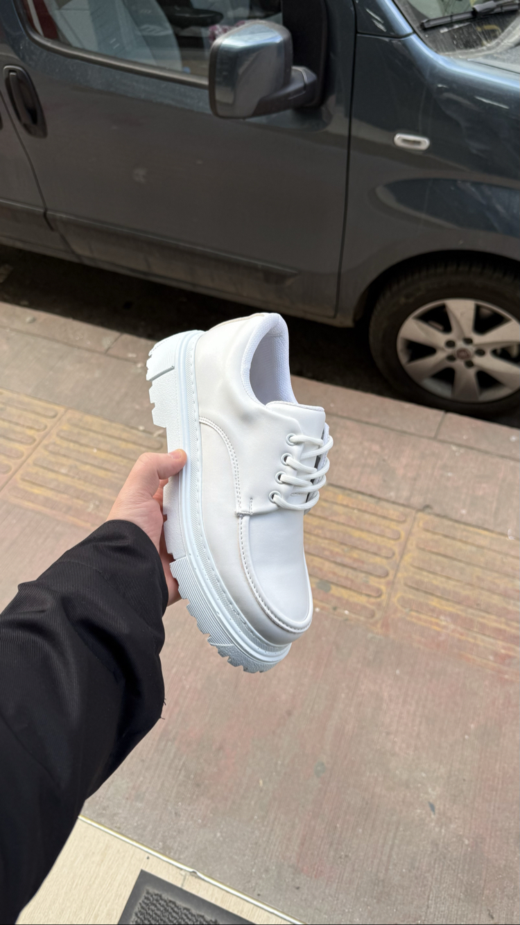Beyaz yüksek taban sneakers 