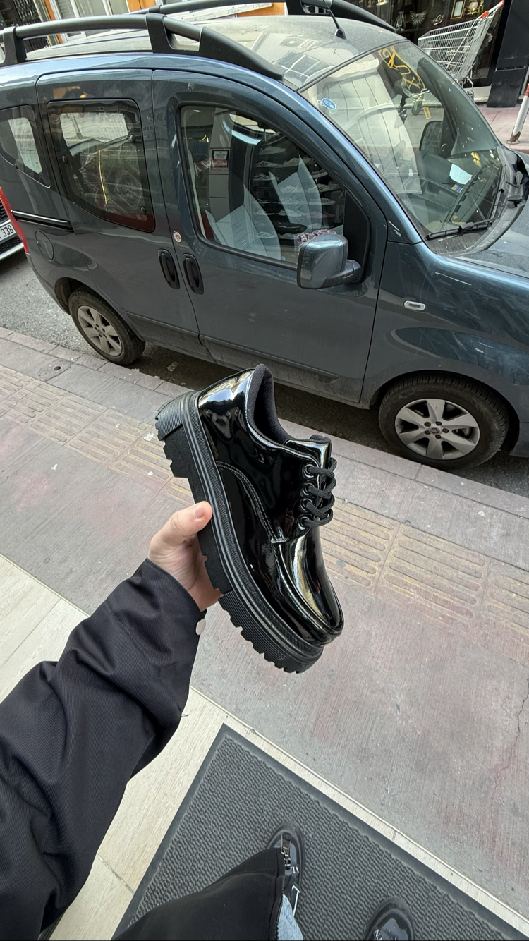 Parlak siyah yüksek taban sneakers 