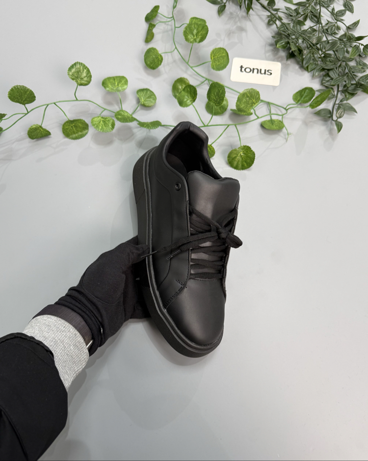 Siyah deri sneakers