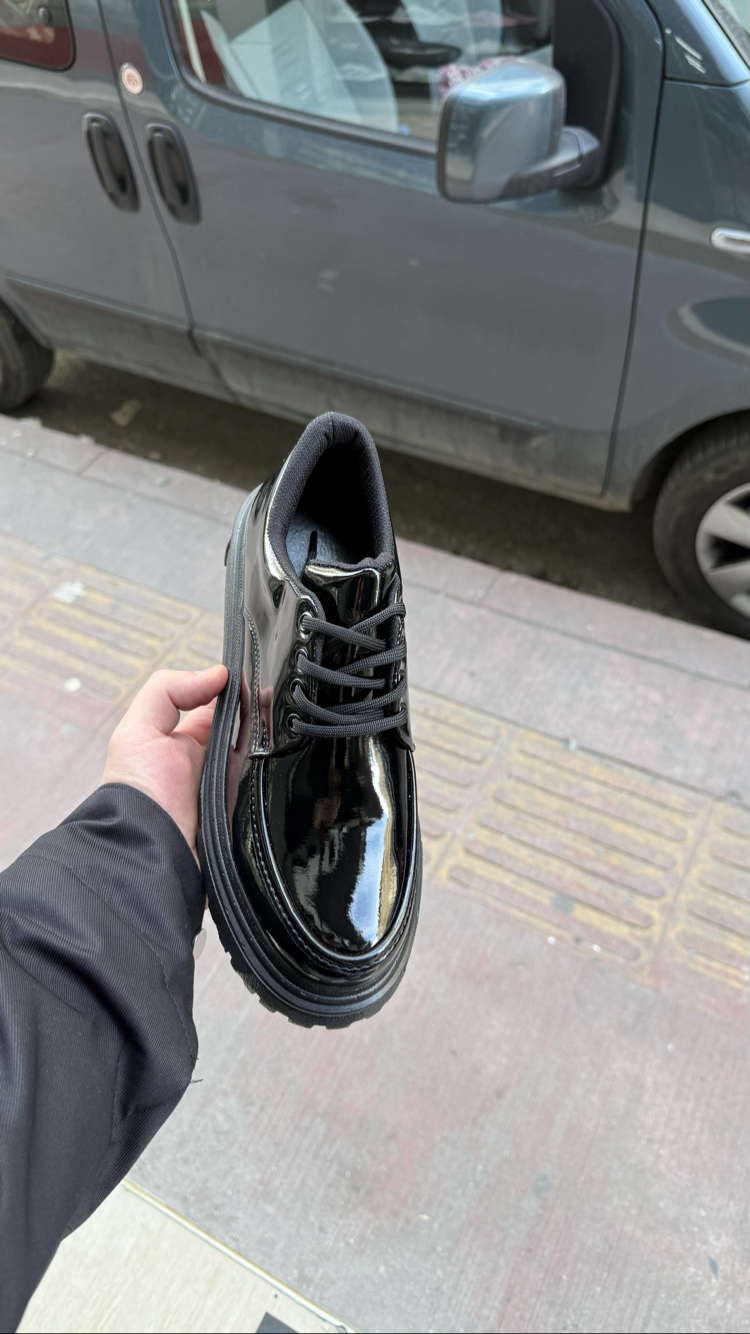 Parlak siyah yüksek taban sneakers 
