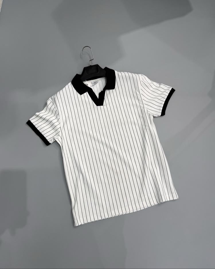 Beyaz siyah polo yaka 
