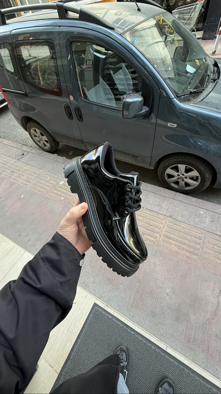 Parlak siyah yüksek taban sneakers 