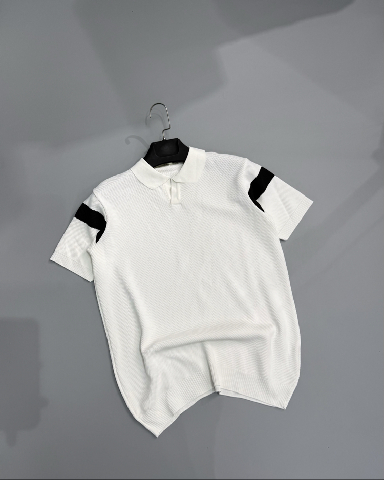 Beyaz siyah polo yaka