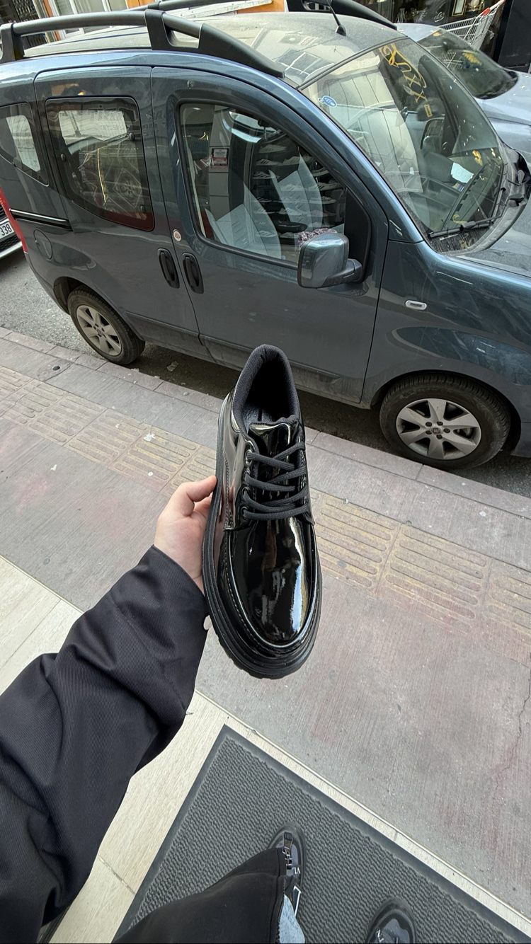 Parlak siyah yüksek taban sneakers 