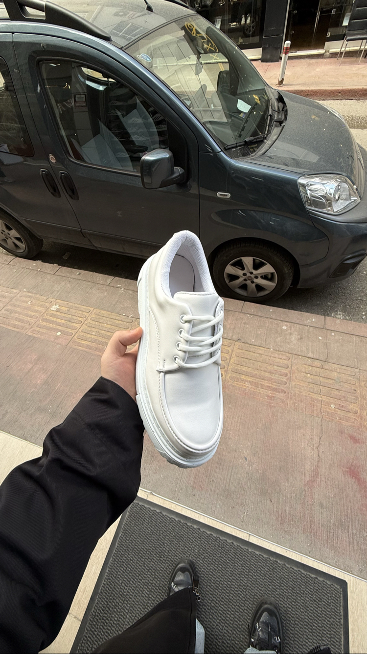 Beyaz yüksek taban sneakers 