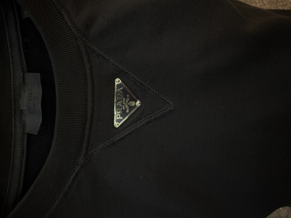 Prada Demir Logo detay
