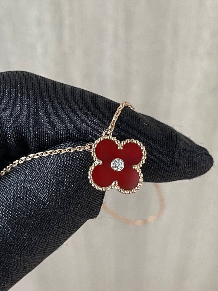 Yonca Zirkon Taş Detaylı Kolye