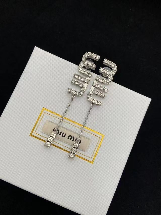Miu Silver Taşlı Sallantılı İthal Küpe 