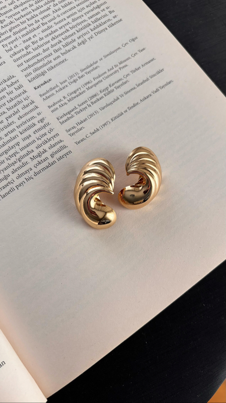 Kıvrımlı gold plaka küpe