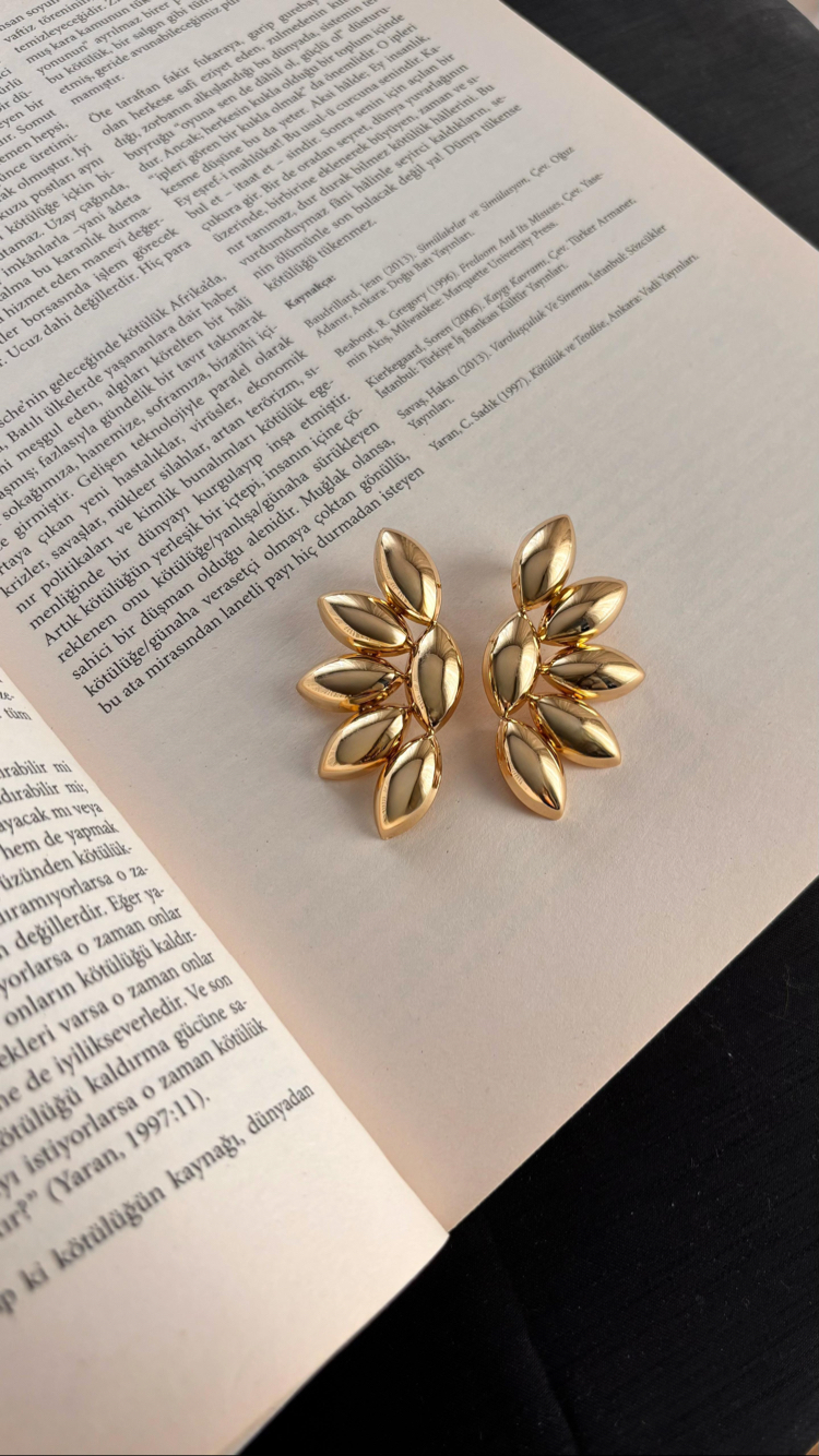 Yarım çiçek gold küpe