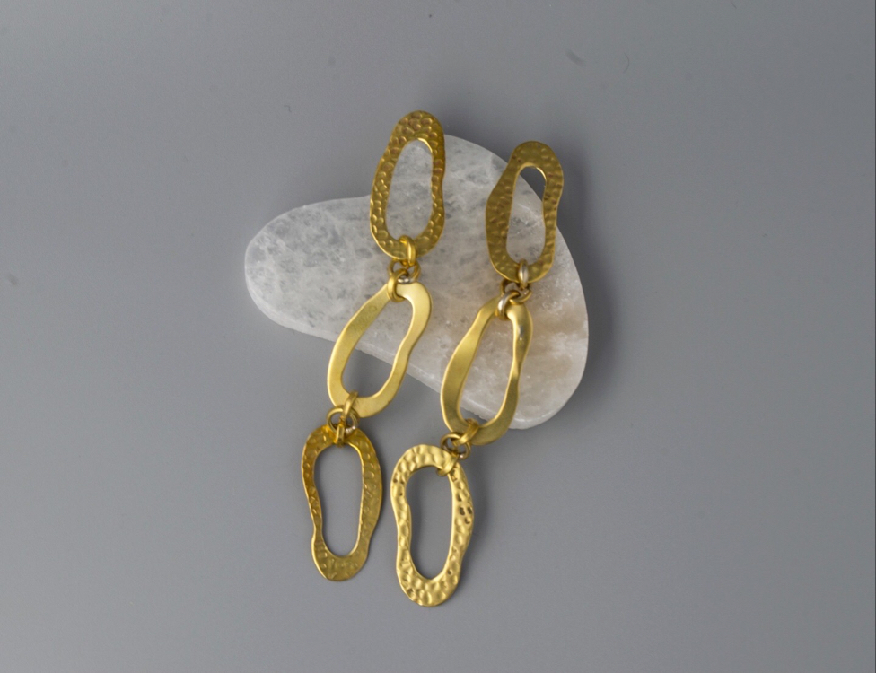 Dövme Dokulu Artisan Pirinç Küpe - TUGU JEWELRY Özel Tasarım