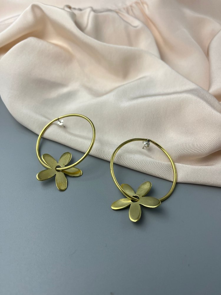 Minimalist Çiçek Formlu Halka Pirinç Küpe
