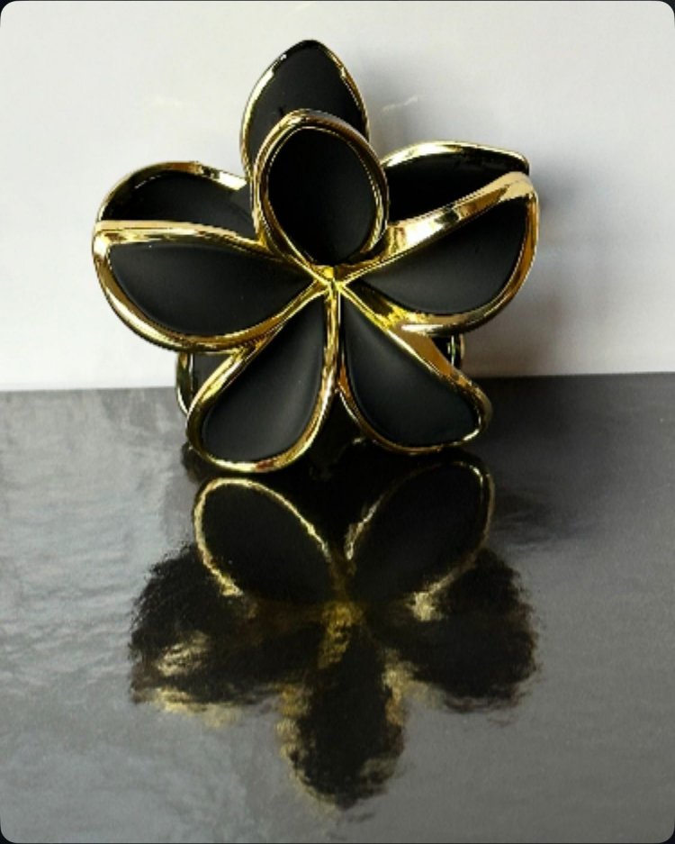 Siyah Lotus Toka