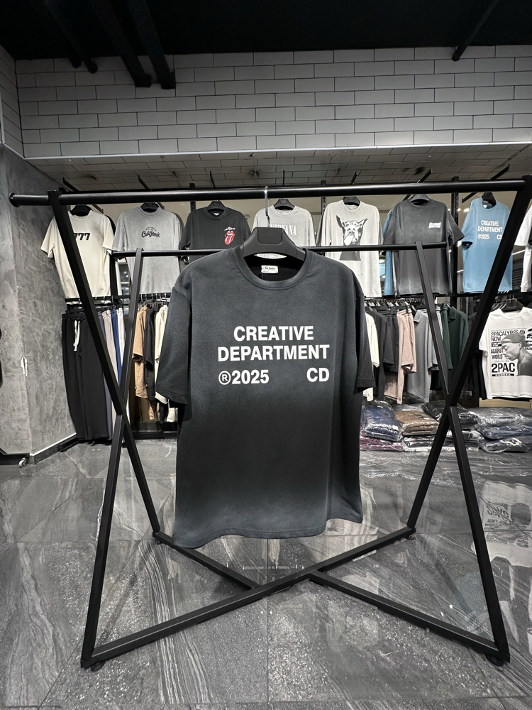 CREATIVE DEPARTMENT – Siyah Pistole Sprey Ön Baskı Oversize T-Shirt