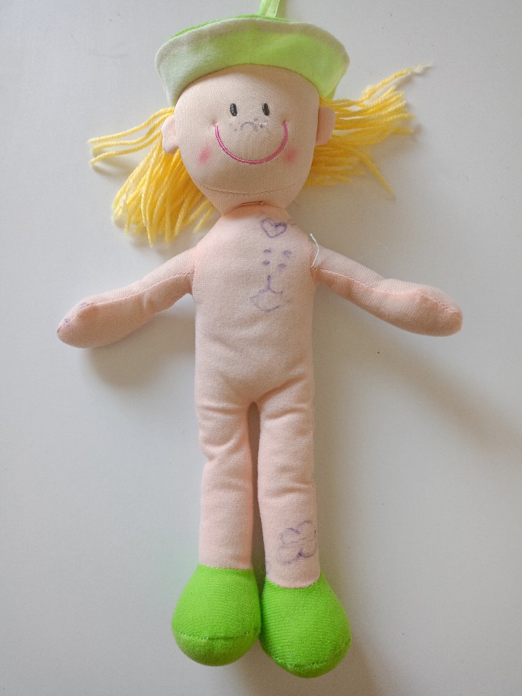 Pembe Bez Bebek Sarı Saçlı Yeşil Patikli