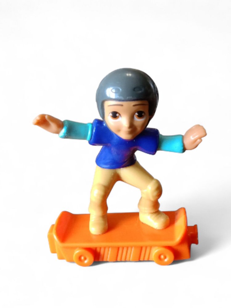 Polly Pocket Kaykaycı Çocuk Figürü
