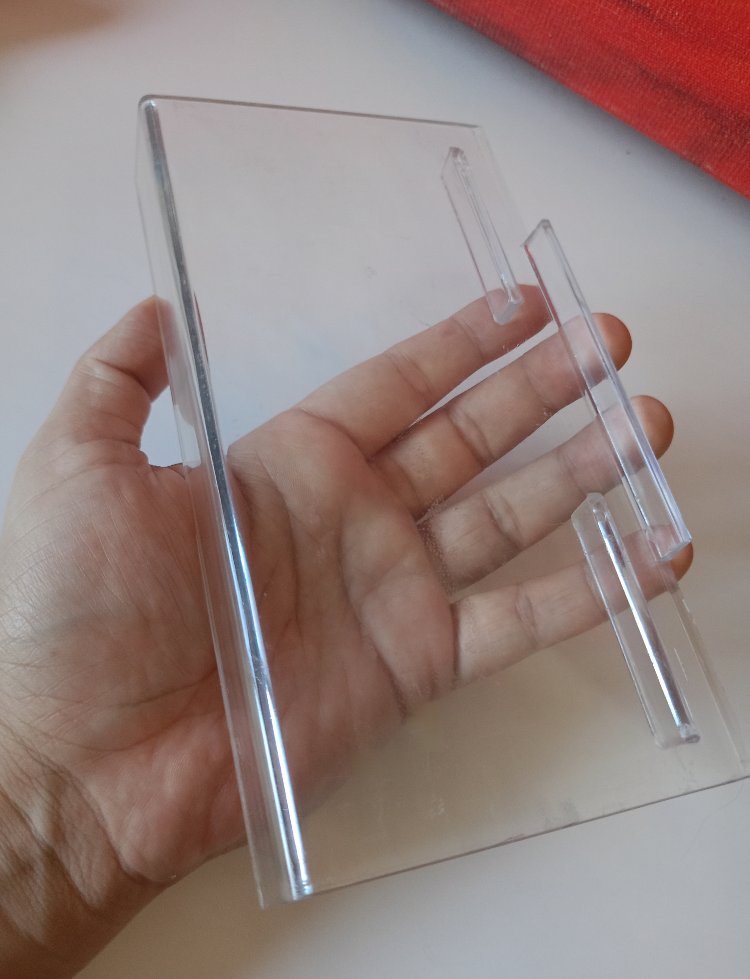 Sert Pleksiden Kıvrımlı Kanallı Raf Stand