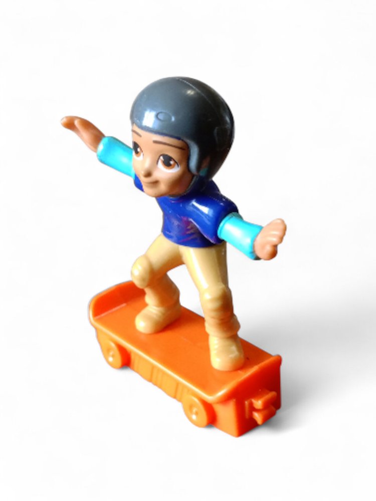 Polly Pocket Kaykaycı Çocuk Figürü