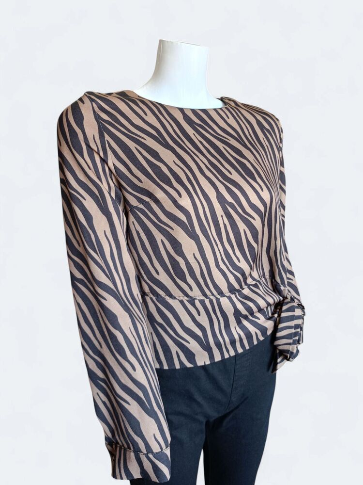 Zebra Desenli Yandan Fiyonklu Bluz