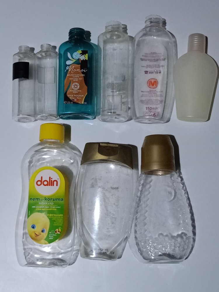 Çeşitli Boy ve Ebatlarda Boş Şişeler